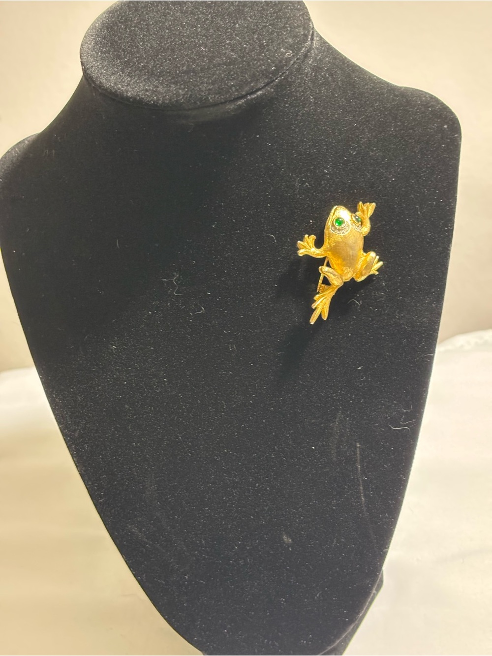 Vintage Gold Tone Rhinestone Green Eyes Frog Pin Brooch - Picture 3 of 5